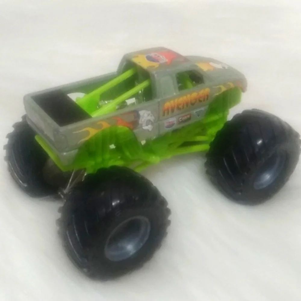 HTF! Avenger Monster Truck W Neon Green Frame Scale 1/64